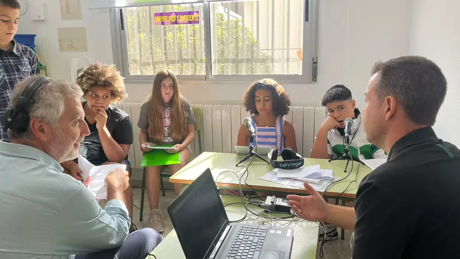 Alumnos en el colegio de Villar del Olmo que ha visitado Carlos Alsina en Más de uno Alumnos en el colegio de Villar del Olmo que ha visitado Carlos Alsina en Más de uno/ Rafa Sanz del Río