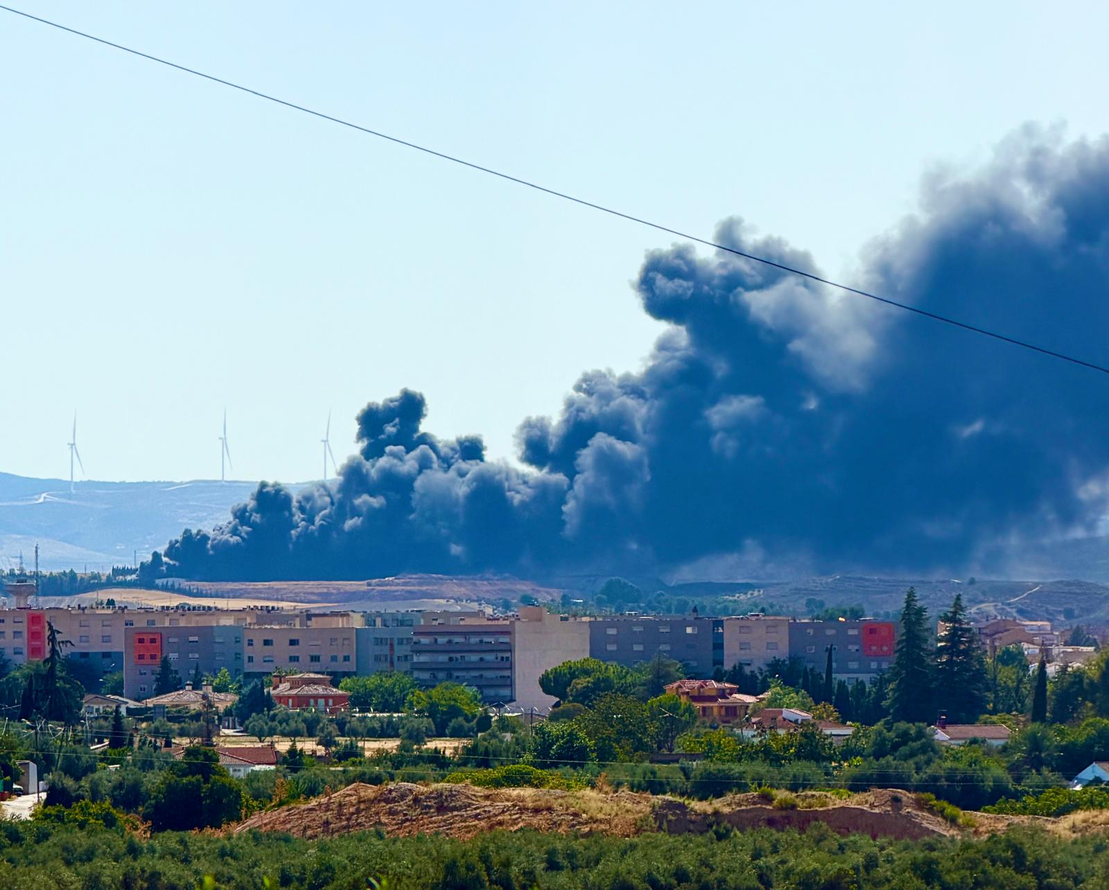 La Guardia Civil no detecta sustancias peligrosas en el humo del incendio de una planta de reciclaje de Alhendín La Guardia Civil no detecta sustancias peligrosas en el humo del incendio de una planta de reciclaje de Alhendín