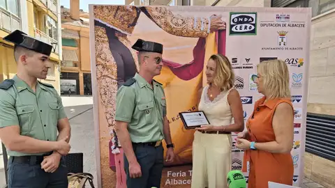 Velilla y Onda Cero reconocen la humanidad y valentía de dos guardias civiles que salvaron una vida en Ontur Velilla y Onda Cero reconocen la humanidad y valentía de dos guardias civiles que salvaron una vida en Ontur