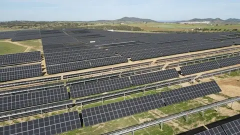 Alter Enersun cierra con CaixaBank, BBVA y Santander 60 millones de financiación para hibridar fotovoltaicas extremeñas Alter Enersun cierra con CaixaBank, BBVA y Santander 60 millones de financiación para hibridar fotovoltaicas extremeñas