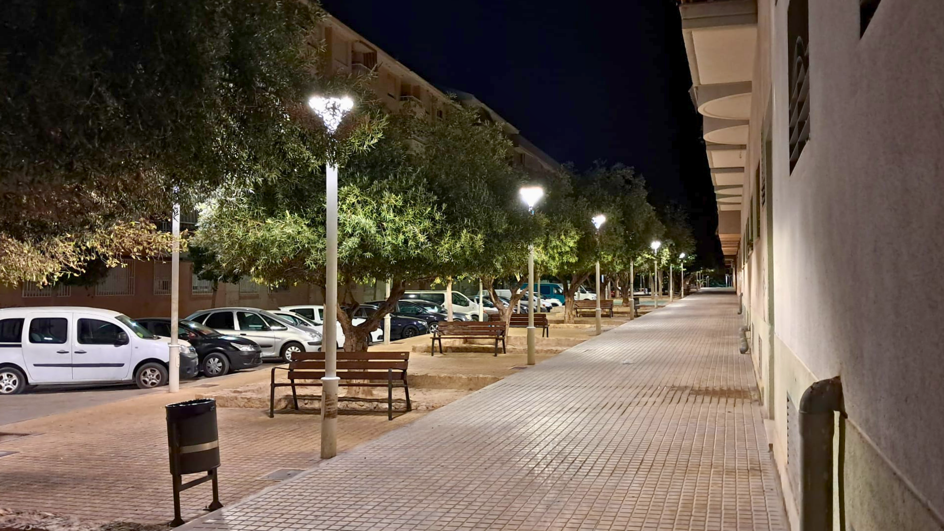 Villajoyosa renueva el alumbrado de la zona ajardinada de la calle 9 d’Octubre Villajoyosa renueva el alumbrado de la zona ajardinada de la calle 9 d’Octubre