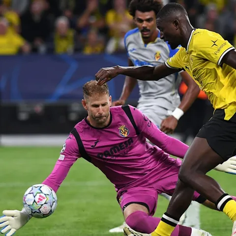 Peter Gulacsi ante el Borussia
