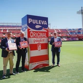 Granada CF y Puleva lanzan una edición limitada de leche con los colores rojiblancos Granada CF y Puleva lanzan una edición limitada de leche con los colores rojiblancos