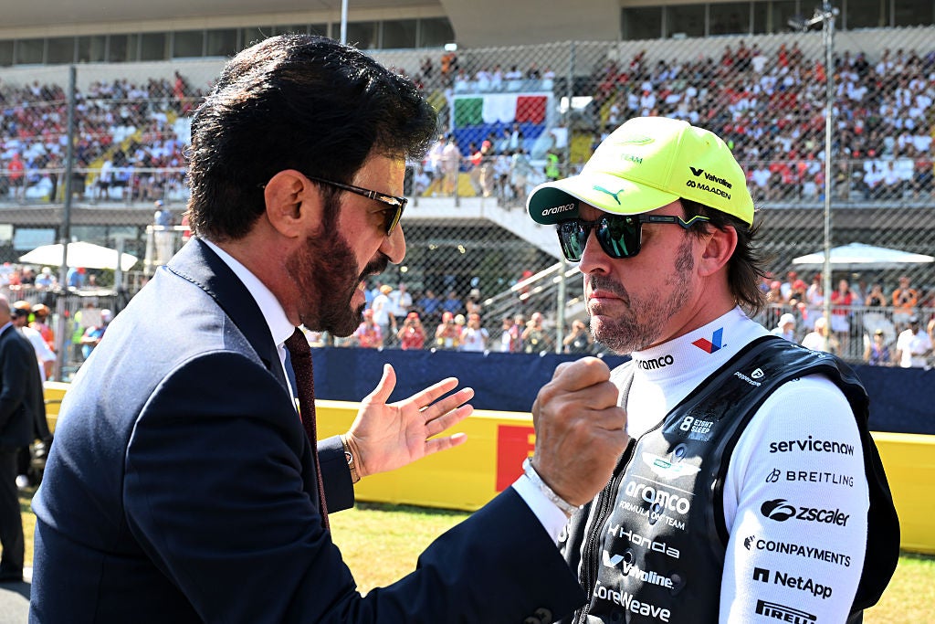 El presidente de la FIA, Ben Sulayem, junto a Fernando Alonso El presidente de la FIA, Ben Sulayem, junto a Fernando Alonso
