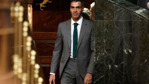 El presidente del Gobierno, Pedro S&aacute;nchez, regresa al hemiciclo tras un receso durante la sesi&oacute;n en la que ha comparecido para informar de la gesti&oacute;n de la crisis en Ceuta