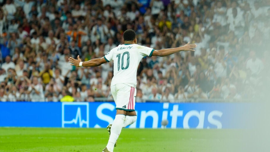 El delantero franc&eacute;s del Real Madrid Kylian Mbapp&eacute; celebra su gol durante el partido contra el Rayo Vallecano. 