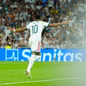El delantero francés del Real Madrid Kylian Mbappé celebra su gol durante el partido contra el Rayo Vallecano. 