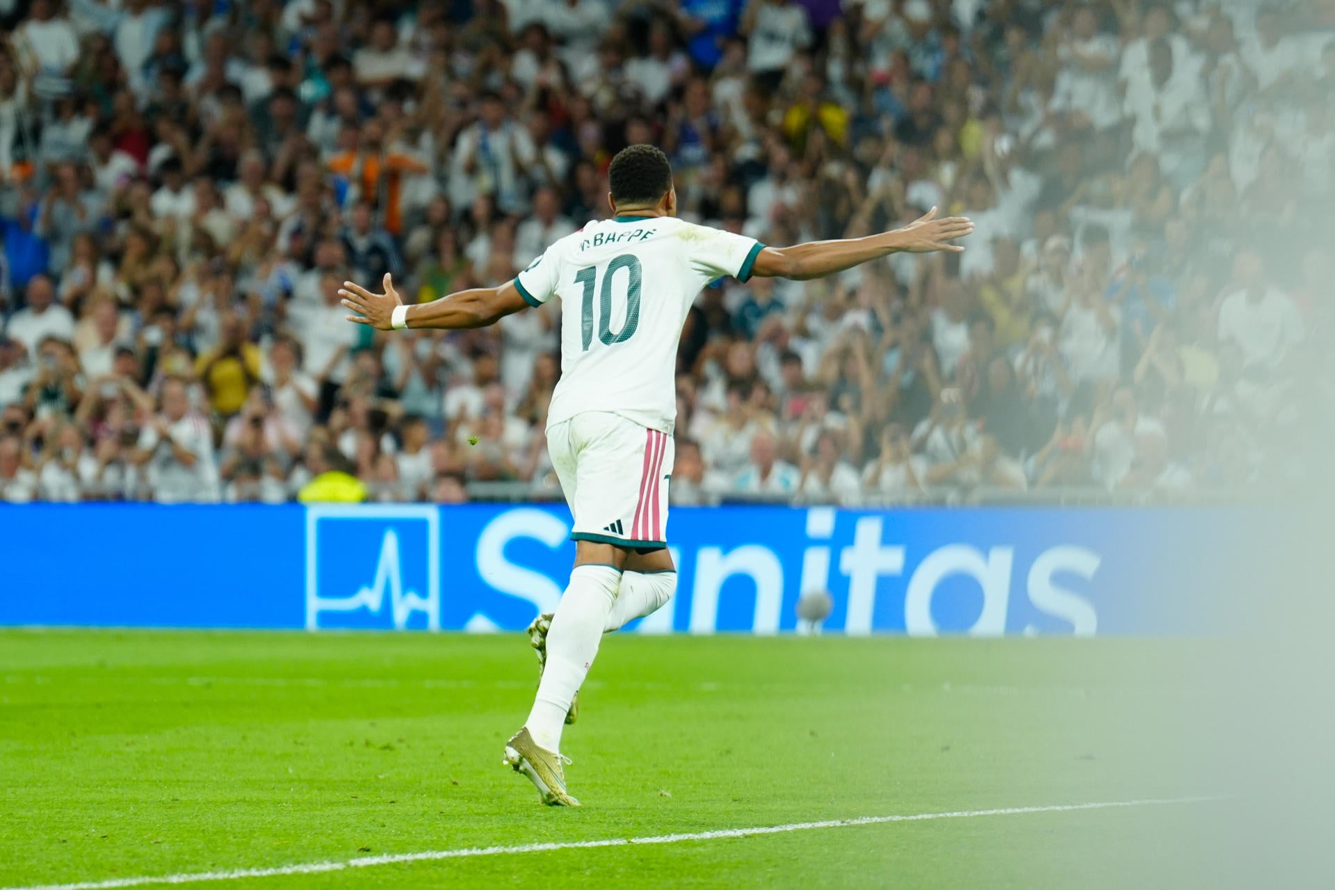El delantero francés del Real Madrid Kylian Mbappé celebra su gol durante el partido contra el Rayo Vallecano. El delantero francés del Real Madrid Kylian Mbappé celebra su gol durante el partido contra el Rayo Vallecano.