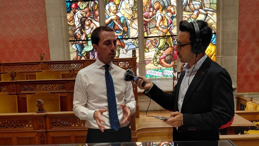 Lloren&ccedil; Galm&eacute;s, presidente del Consell de Mallorca (i) durante una entrevista en Onda Viajera