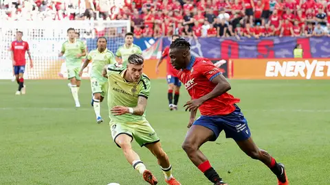 El defensa de Osasuna Rockson Yeboah ante Roberto Fernández El defensa de Osasuna Rockson Yeboah ante Roberto Fernández