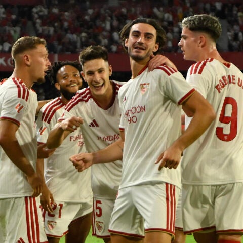Los jugadores del Sevilla celebran el primer gol del equipo sevillista durante el encuentro correspondiente a la quinta jornada de Laliga EA Sports que disputan este viernes Sevilla y Valencia en el estadio Ramón Sánchez Pizjúan de Sevilla. 
