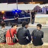 Varios migrantes en el asentamiento del Tarajal