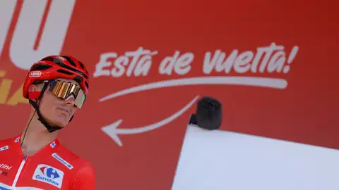El ciclista español Enric Mas, del equipo Movistar, viste el maillot rojo de líder antes de la 21 y última etapa de la Vuelta ciclista España con salida y meta en Granada, este domingo. El ciclista español Enric Mas, del equipo Movistar, viste el maillot rojo de líder antes de la 21 y última etapa de la Vuelta ciclista España con salida y meta en Granada, este domingo.