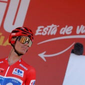 El ciclista español Enric Mas, del equipo Movistar, viste el maillot rojo de líder antes de la 21 y última etapa de la Vuelta ciclista España con salida y meta en Granada, este domingo. 