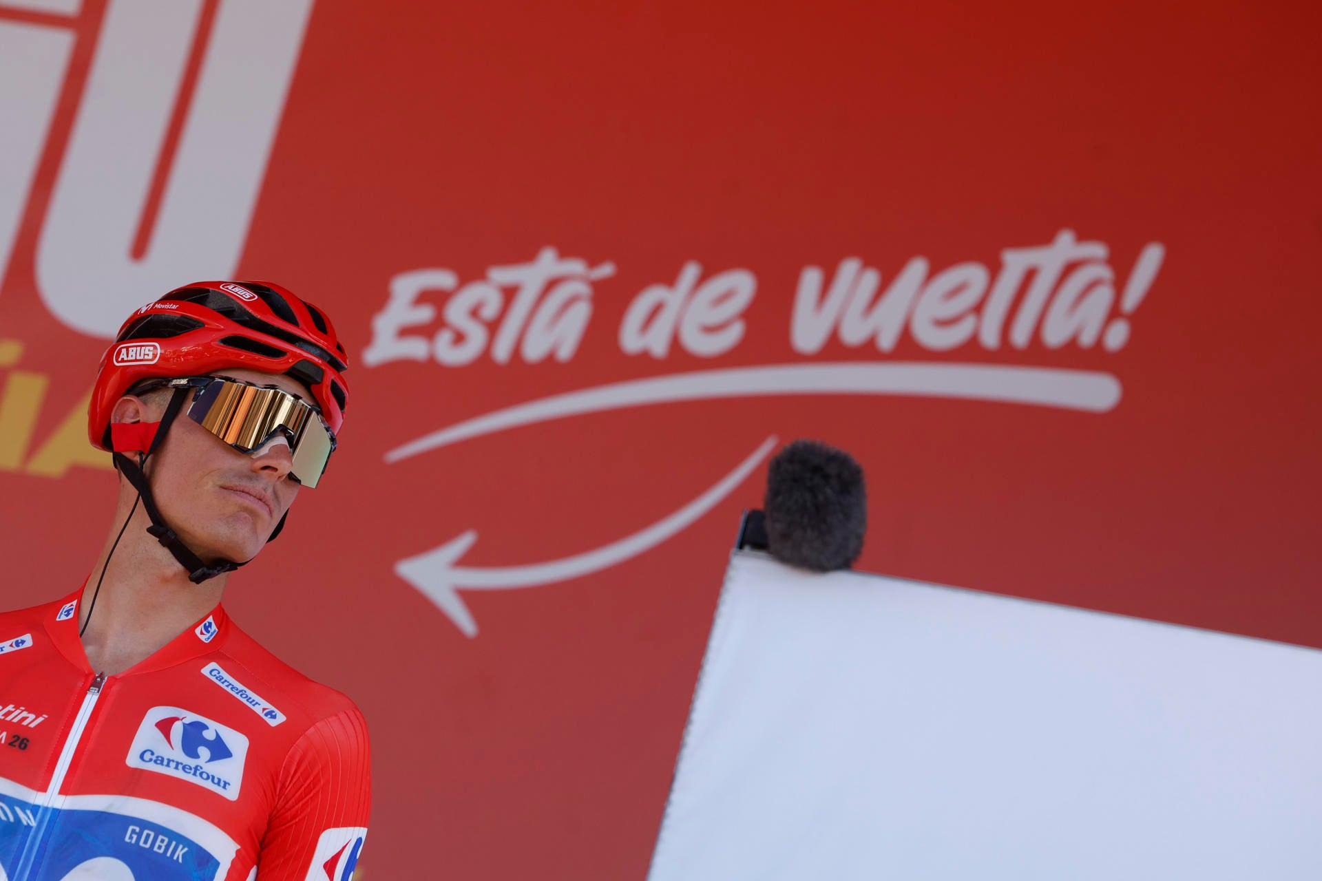 El ciclista español Enric Mas, del equipo Movistar, viste el maillot rojo de líder antes de la 21 y última etapa de la Vuelta ciclista España con salida y meta en Granada, este domingo. El ciclista español Enric Mas, del equipo Movistar, viste el maillot rojo de líder antes de la 21 y última etapa de la Vuelta ciclista España con salida y meta en Granada, este domingo.
