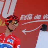 El ciclista español Enric Mas, del equipo Movistar, viste el maillot rojo de líder antes de la 21 y última etapa de la Vuelta ciclista España con salida y meta en Granada, este domingo. El ciclista español Enric Mas, del equipo Movistar, viste el maillot rojo de líder antes de la 21 y última etapa de la Vuelta ciclista España con salida y meta en Granada, este domingo.
