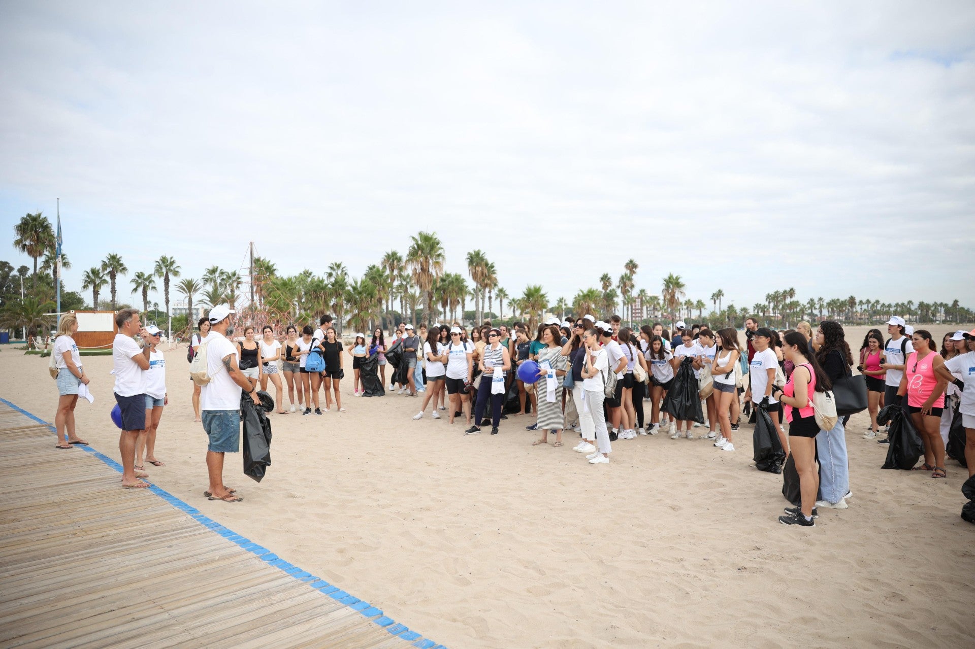 Burriana se suma a la campaña europea #EUBeachCleanup con una jornada de limpieza en la playa del Arenal Burriana se suma a la campaña europea #EUBeachCleanup con una jornada de limpieza en la playa del Arenal