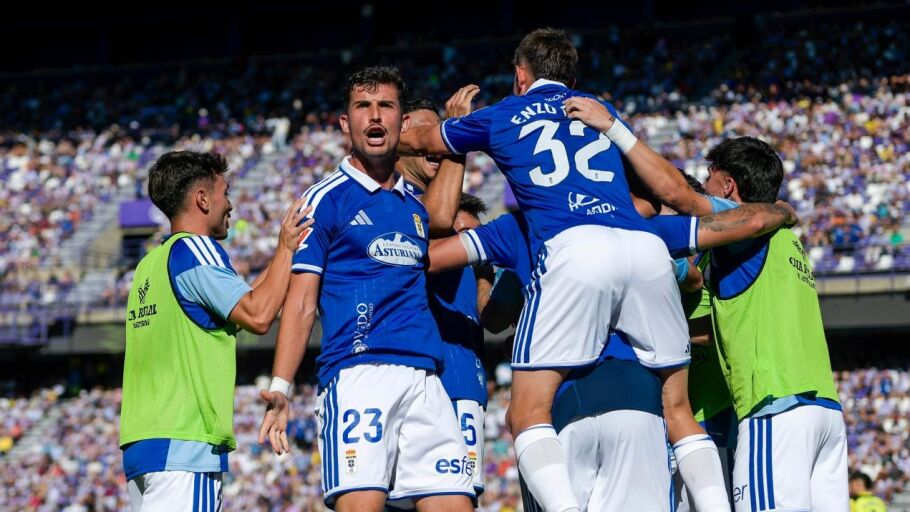 Los jugadores del Oviedo celebran uno de los goles al Valladolid