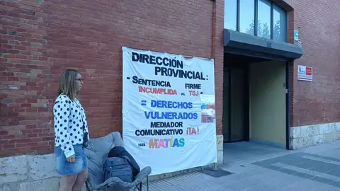 Los padres de Matías Cubillo se concentran frente a la Dirección de Educación solicitando el cumplimiento de la sentencia del TSJ .