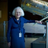 Nancy Grace Roman, junto al telescopio que lleva su nombre. 