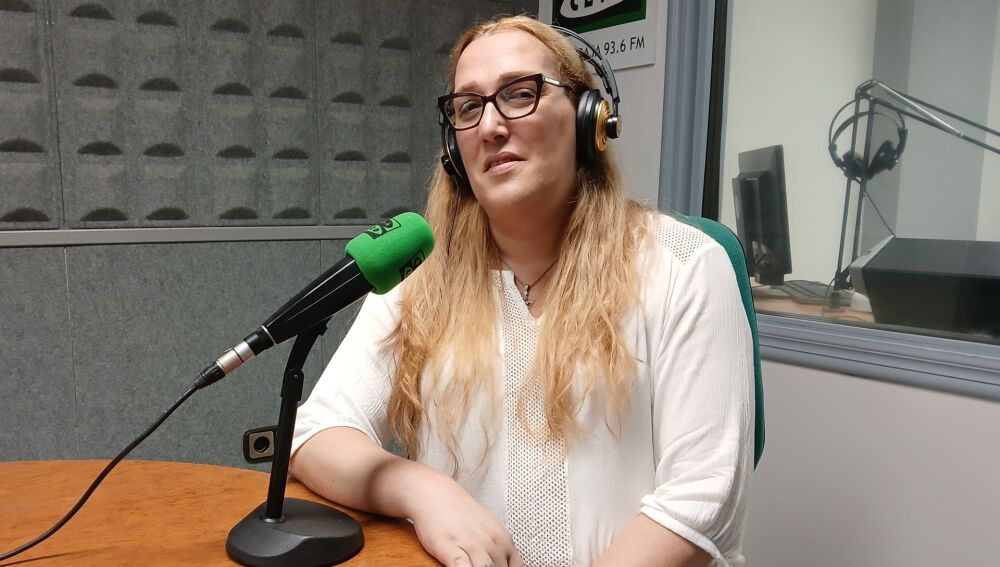 Ángela Díaz en los estudios de Onda Cero Vega Baja