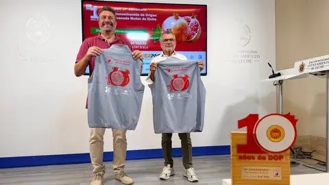 El presidente de la DOP Granada Mollar de Elche, Francisco Oliva, con el edil de Medio Ambiente, José Antonio Román El presidente de la DOP Granada Mollar de Elche, Francisco Oliva, con el edil de Medio Ambiente, José Antonio Román