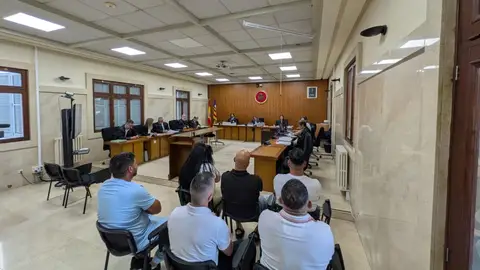 La Paca y a otros cinco acusados de introducir una partida de cinco kilos de cocaína en Son Banya, este lunes en la Audiencia de Palma. La Paca y a otros cinco acusados de introducir una partida de cinco kilos de cocaína en Son Banya, este lunes en la Audiencia de Palma.