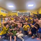 Celebración de la victoria ante el Lorca en el estreno de la temporada en Los Arcos