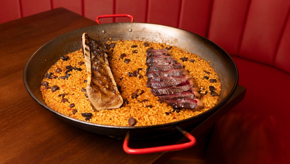 La paella de picaña madurada y tuétano es una de las más destacadas de Linaje