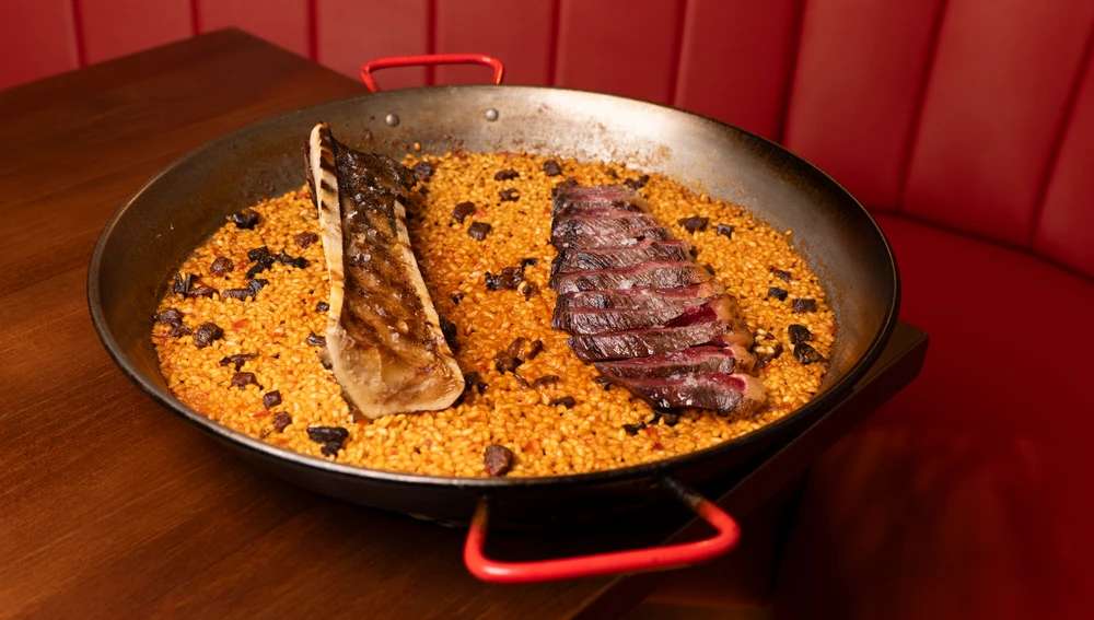 La paella de picaña madurada y tuétano es una de las más destacadas de Linaje La paella de picaña madurada y tuétano es una de las más destacadas de Linaje
