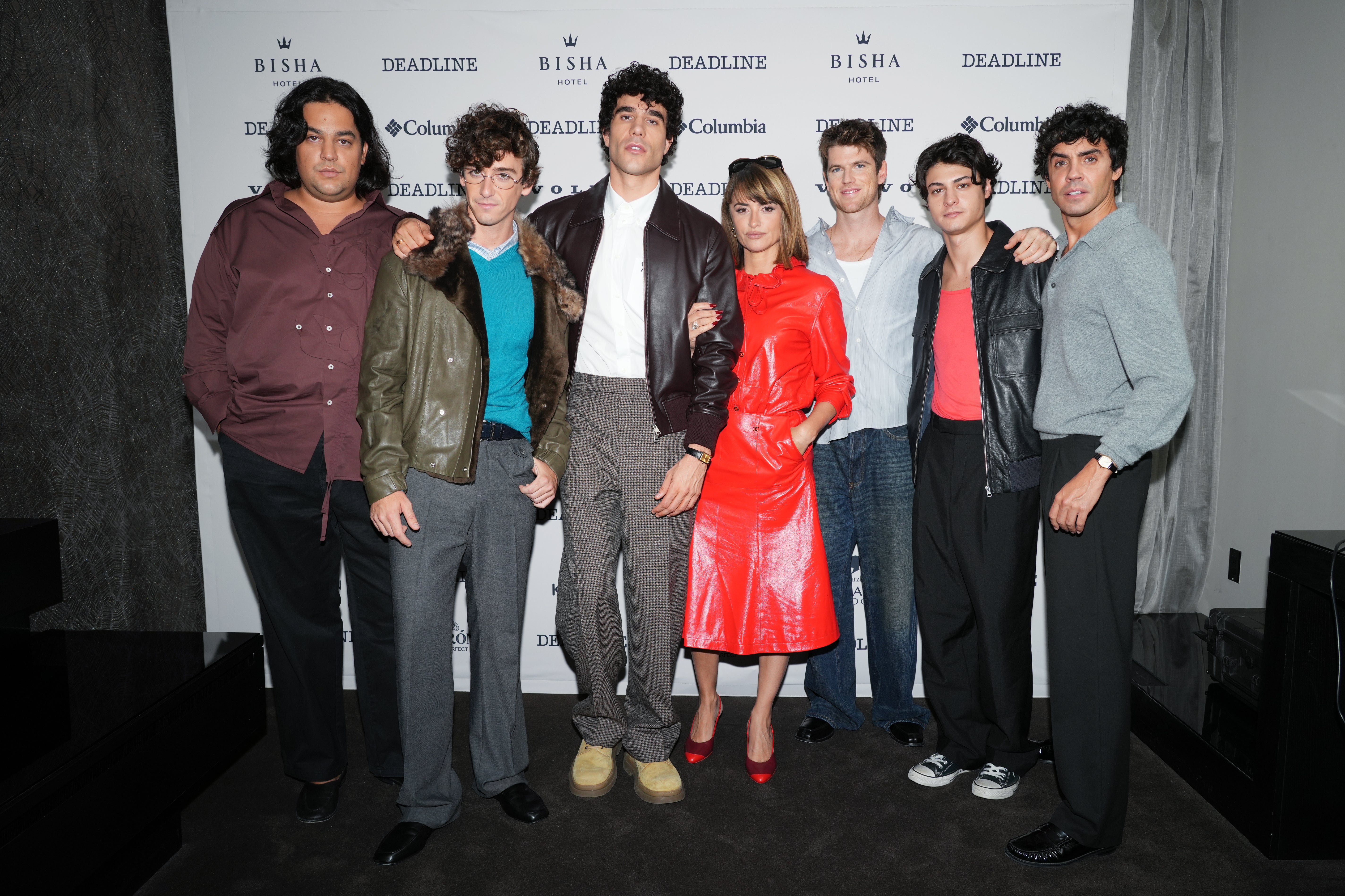 Los Javis junto al reparto de 'La Bola Negra'. Los Javis junto al reparto de 'La Bola Negra'.