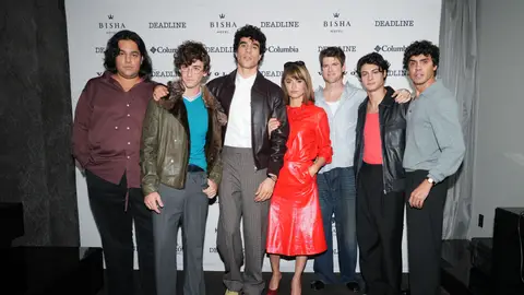 Los Javis junto al reparto de 'La Bola Negra'. Los Javis junto al reparto de 'La Bola Negra'.