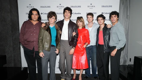 Los Javis junto al reparto de 'La Bola Negra'.