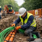 Operarios instalan cableado