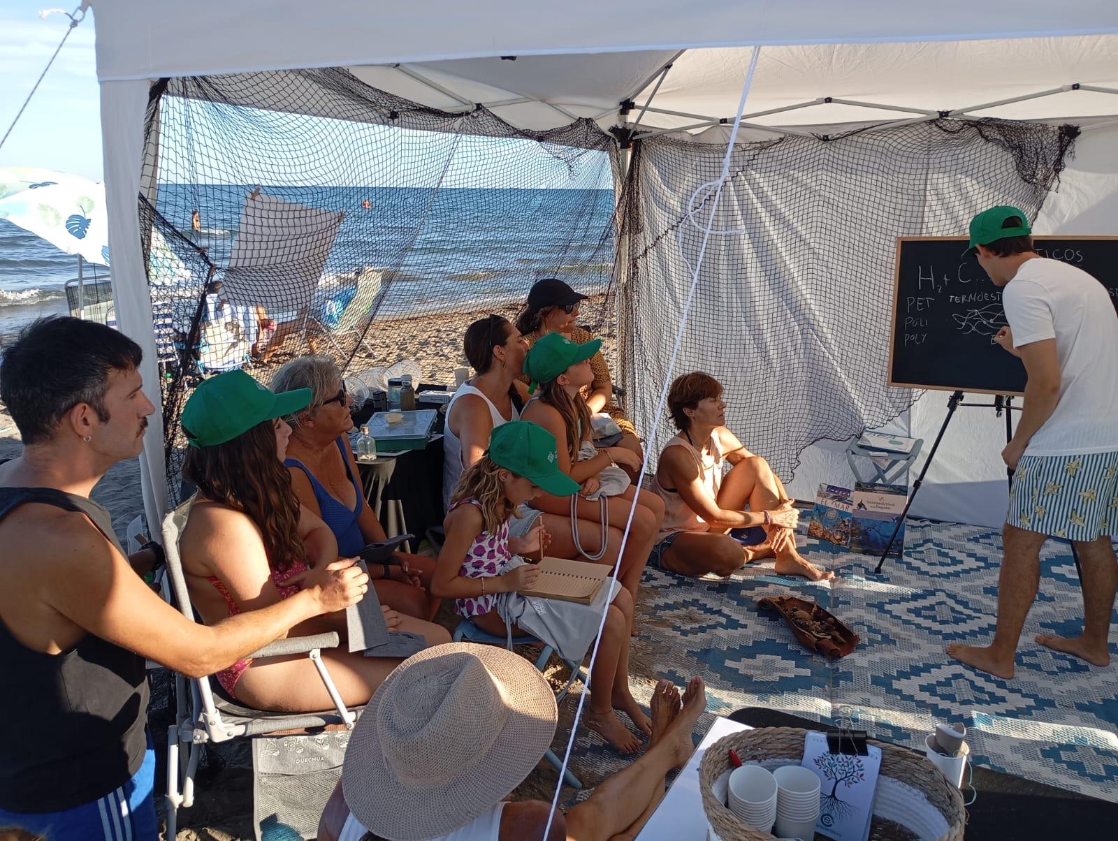 La campaña 'Huellas Positivas' retira 58 kilos de residuos de las playas de Castellón La campaña 'Huellas Positivas' retira 58 kilos de residuos de las playas de Castellón