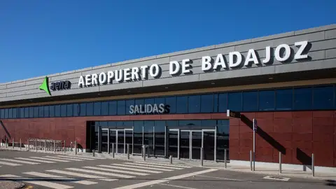 El Gobierno aprueba una inversión de 5,2 millones en el Aeropuerto de Badajoz para los próximos cinco años El Gobierno aprueba una inversión de 5,2 millones en el Aeropuerto de Badajoz para los próximos cinco años