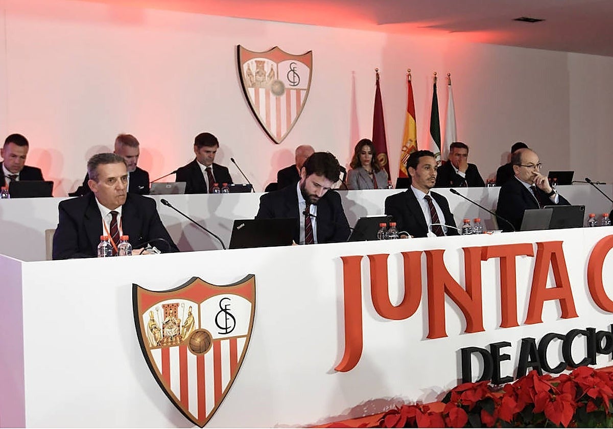 Más de 20 grupos interesados en comprar el Sevilla Más de 20 grupos interesados en comprar el Sevilla