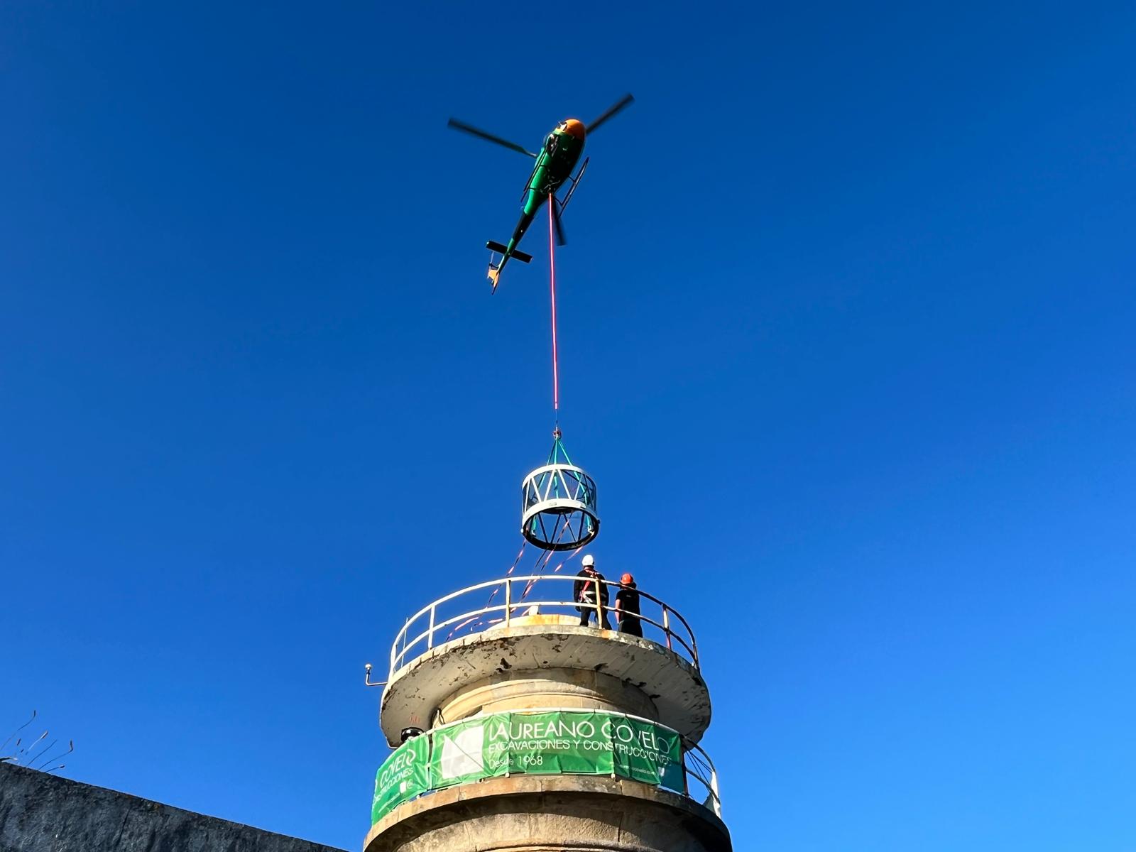 El Puerto de Vigo finaliza la reforma del faro de Cíes con una espectacular maniobra aérea El Puerto de Vigo finaliza la reforma del faro de Cíes con una espectacular maniobra aérea