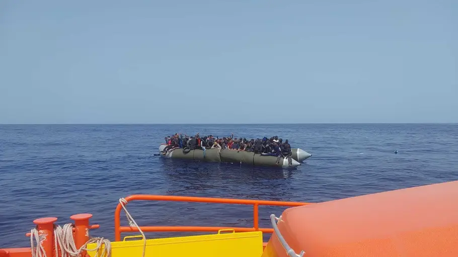 Sucesos.- Salvamento Marítimo intercepta dos pateras con 148 migrantes a unas 60 millas al norte de Lanzarote Neumática interceptada por Salvamento Marítimo REMITIDA / HANDOUT por CEDIDO POR SALVAMENTO MARÍTIMO Fotografía remitida a medios de comunicación exclusivamente para ilustrar la noticia a la que hace referencia la imagen, y citando la procedencia de la imagen en la firma 14/09/2026