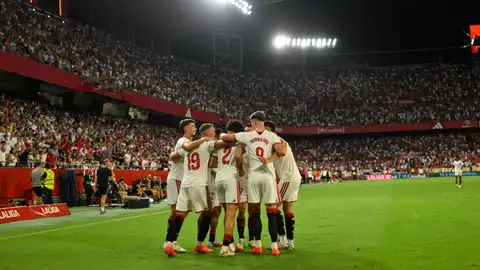 Los jugadores del Sevilla celebran el primer gol del equipo sevillista durante el encuentro correspondiente a la quinta jornada de Laliga EA Sports que disputan este viernes Sevilla y Valencia en el estadio Ramón Sánchez Pizjúan de Sevilla Los jugadores del Sevilla celebran el primer gol del equipo sevillista durante el encuentro correspondiente a la quinta jornada de Laliga EA Sports que disputan este viernes Sevilla y Valencia en el estadio Ramón Sánchez Pizjúan de Sevilla