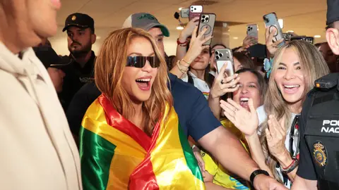 Recibimiento de Shakira en el Aeropuerto Adolfo Suárez-Madrid Barajas. Recibimiento de Shakira en el Aeropuerto Adolfo Suárez-Madrid Barajas.