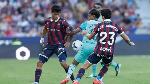 Manu Sánchez (d) durante el encuentro correspondiente a la jornada 5 de LaLiga EA Sports disputado entre el Levante y el FC Barcelona Manu Sánchez (d) durante el encuentro correspondiente a la jornada 5 de LaLiga EA Sports disputado entre el Levante y el FC Barcelona
