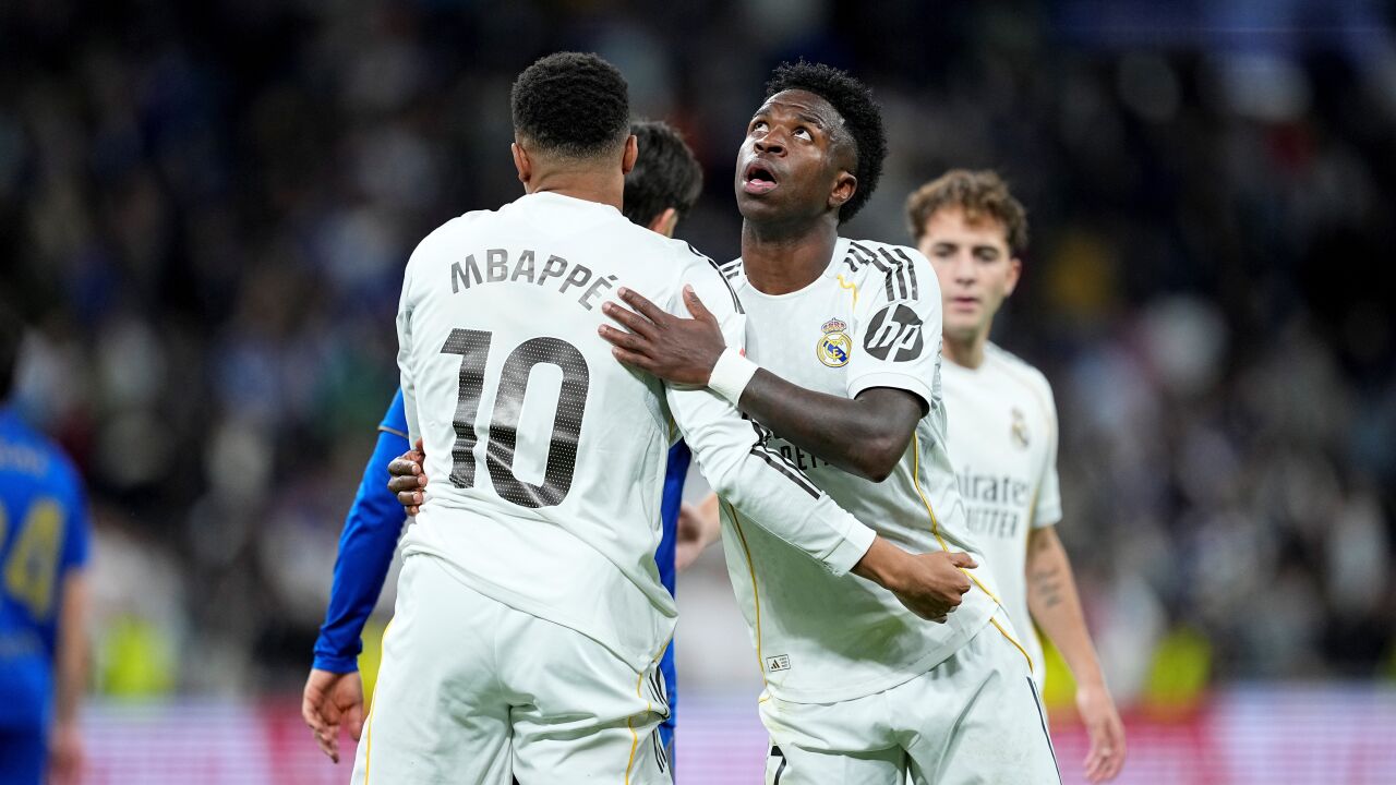 Kylian Mbappé, del Real Madrid CF, saluda a Vinícius Júnior durante el partido de la liga española (LaLiga EA Sports)