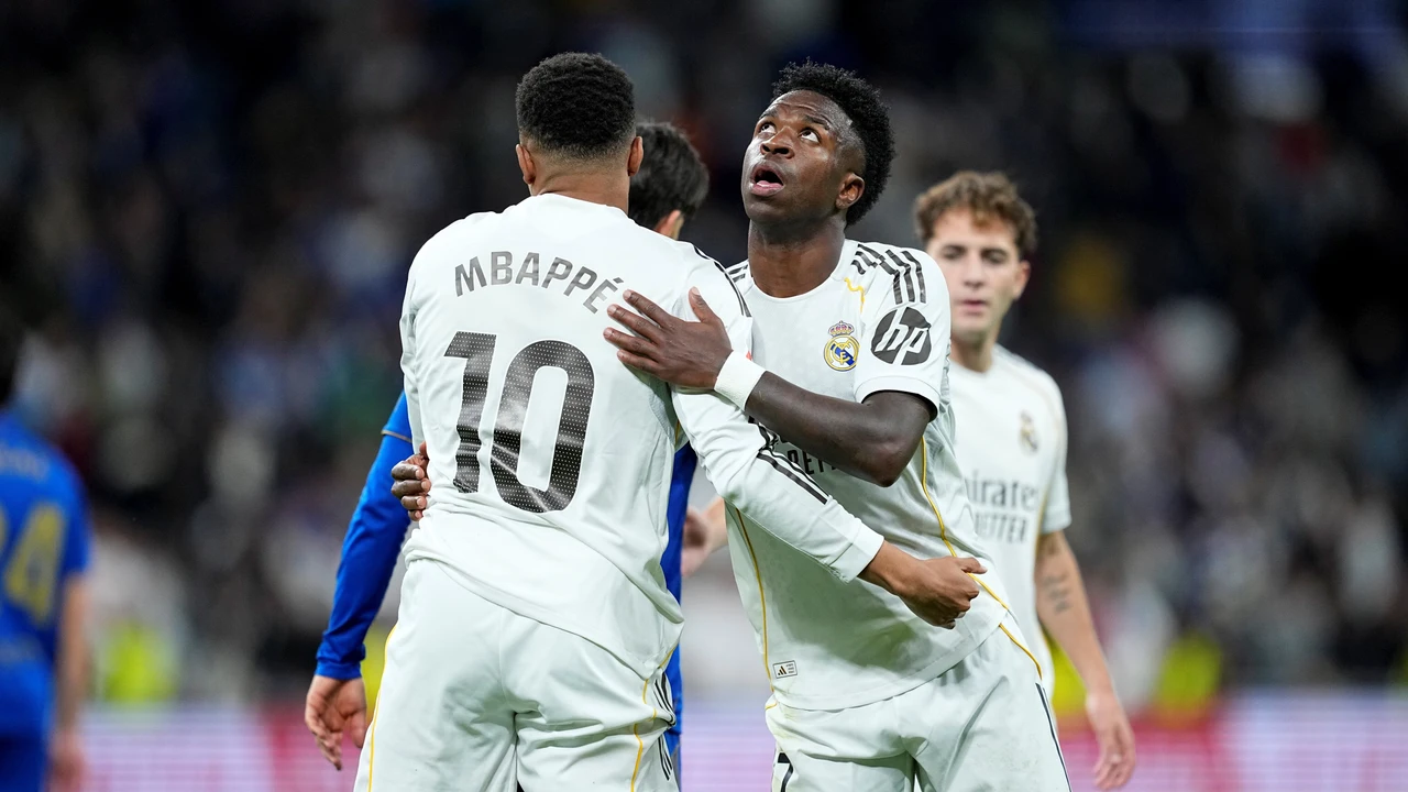Photo: ondacero.es Kylian Mbappé, del Real Madrid CF, saluda a Vinícius Júnior durante el partido de la liga española (LaLiga EA Sports)