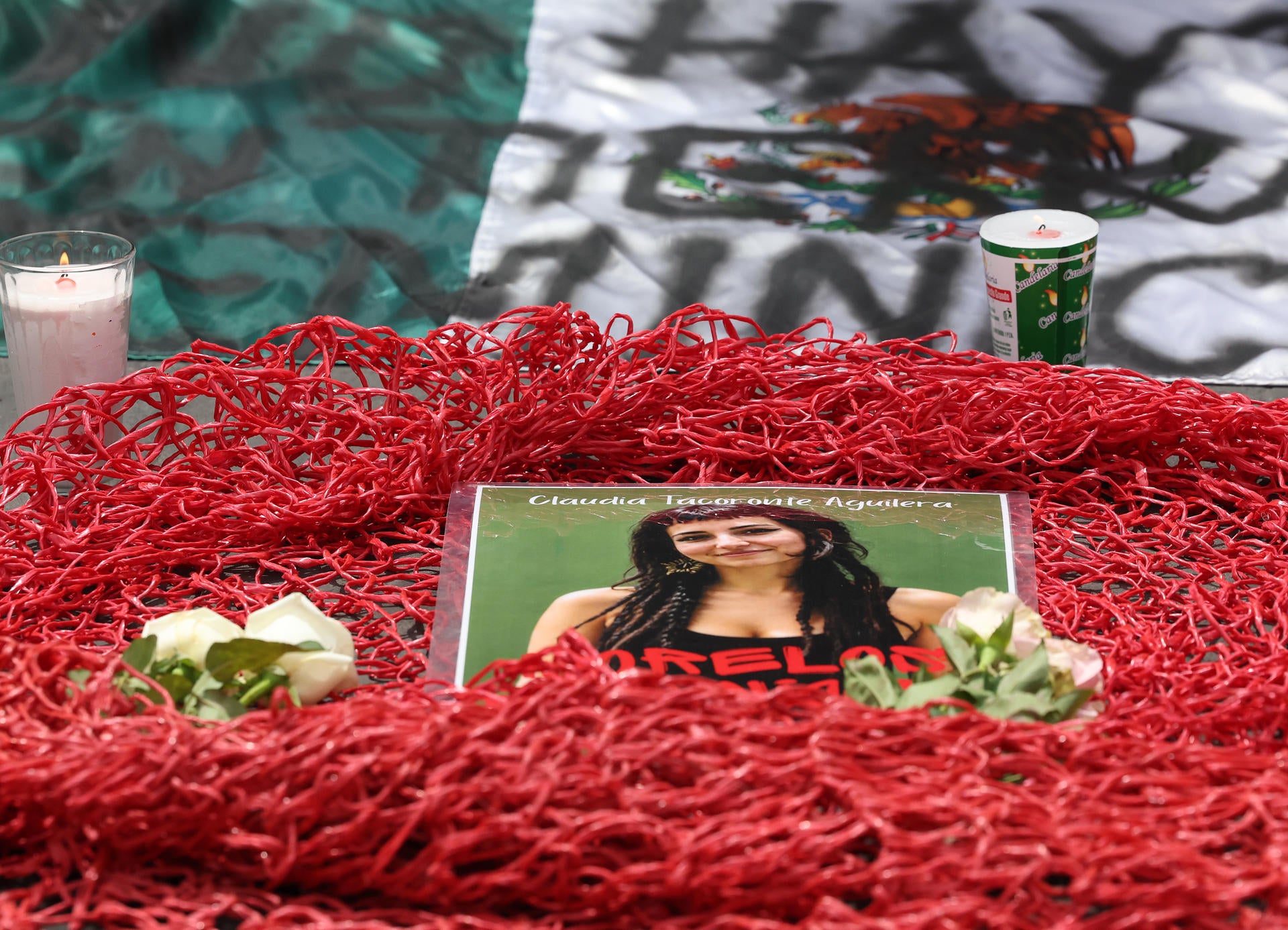 Ofrenda a la estudiante española Claudia Tacoronte Aguilera de los estudiantes de la Universidad Autónoma del Estado de Morelos (UAEM) Ofrenda a la estudiante española Claudia Tacoronte Aguilera de los estudiantes de la Universidad Autónoma del Estado de Morelos (UAEM)
