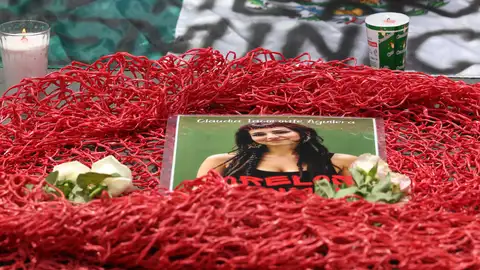 Ofrenda a la estudiante española Claudia Tacoronte Aguilera de los estudiantes de la Universidad Autónoma del Estado de Morelos (UAEM) Ofrenda a la estudiante española Claudia Tacoronte Aguilera de los estudiantes de la Universidad Autónoma del Estado de Morelos (UAEM)