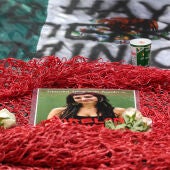 Ofrenda a la estudiante española Claudia Tacoronte Aguilera de los estudiantes de la Universidad Autónoma del Estado de Morelos (UAEM)