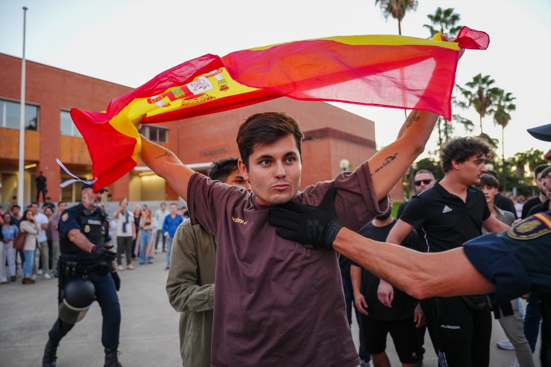 Tensión en Pamplona por el acto de Vito Quiles: contenedores incendiados, lanzamiento de piedras y cargas policiales Tensión en Pamplona por el acto de Vito Quiles: contenedores incendiados, lanzamiento de piedras y cargas policiales
