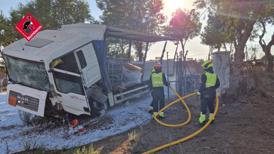 Tres heridos y varios coches implicados al salirse de la A-7 a la altura de Cox un camión de mercancías peligrosas Tres heridos y varios coches implicados al salirse de la A-7 a la altura de Cox un camión de mercancías peligrosas