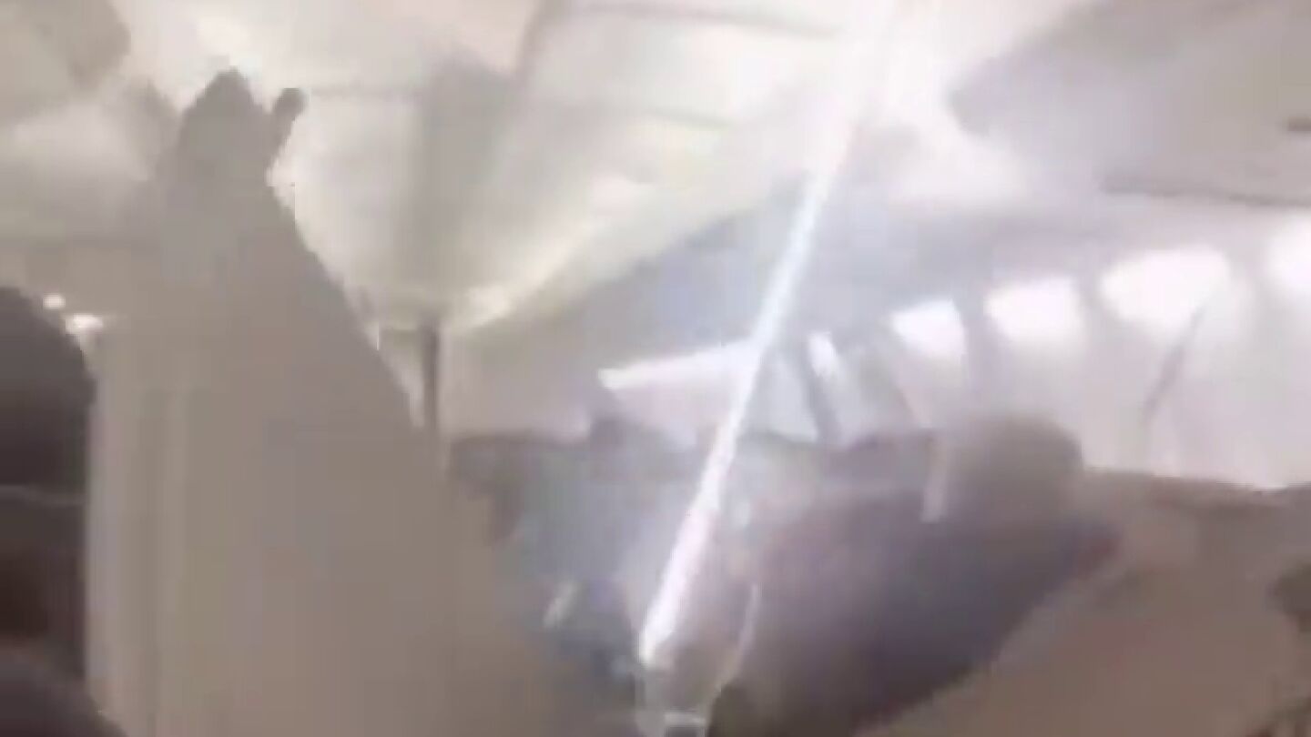 El v&iacute;deo del momento en el que el techo de un avi&oacute;n iran&iacute; se desprende en pleno vuelo